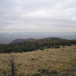 Panoramatický výhled na jih, Na Žatecko přes trojici vrchů zleva Jánský vrch, Jezeří a Homolka.
