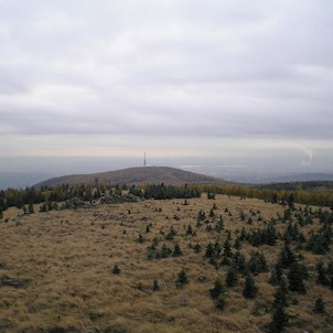 Panoramatický výhled na jih, Pohled na Jedlovou a při úpatí ležící Jirkov.