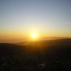 Západ slunce, Nad Krušnými horami s vrcholy Klínovce a Fichtelberg