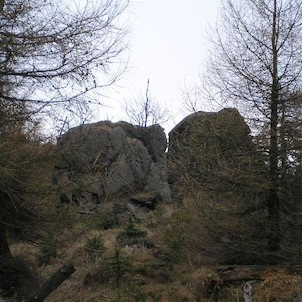 vrchol Kamence, Vyhlídka a Rozpukaná skála (zleva)