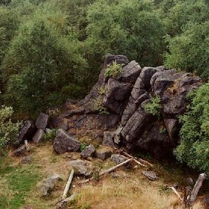 Jeřabina, skály pod Jeřabinou v létě