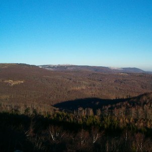 Panorama, Pohled na Krušné hory východním směrem přes údolí Loupnice. Na obzoru zleva Mračný vrch, Loučná, Střelná, Vlčí hora se vsí Dlouhá Louka, Stropník, Špičák.