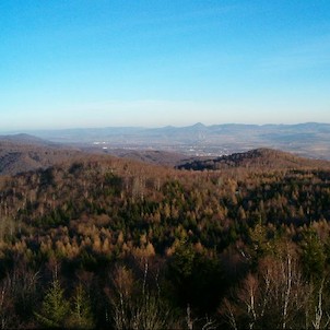 Panorama 2, Krušné hory (v popředí vpravo Hřeben), Mostecká pánev a České středohoří (Kletečná a Milešovka) jihovýchodním směrem.