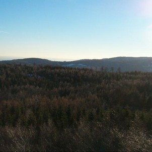 Panorama 4, Vrcholy Krušných hor Kapucín a Čihadlo jihozápasdním směrem.