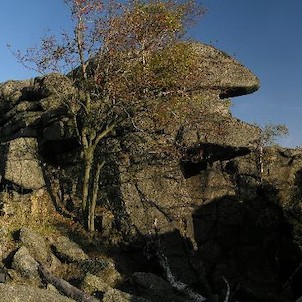 U Jeřabiny, skály na vrcholu