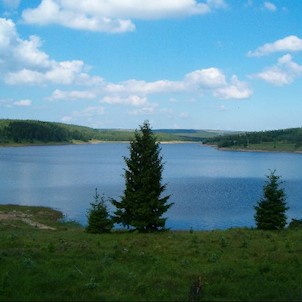 Flájská přehrada, Pohled od silnice