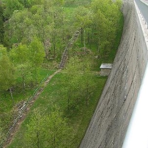 Flájská přehrada, hráz