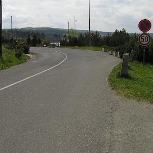 Flájská přehrada, průjezd kolem hráze