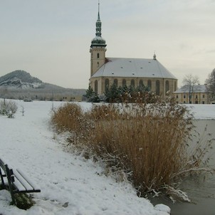 Na břehu jezírka u děkanského kostela