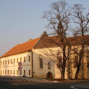 Barokní špitál a kostel sv. Ducha, Kostel Sv.Ducha je jednolodní stavba s trojbokým závěrem a s půdorysem obvyklým u ostatních špitálních kostelů v jiných městech. Stavba je podélná, s pravoúhlou plochostropou lodí a pětiboce uzavřeným presbytářem. Špitál