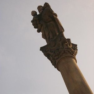 Anna Samotřetí, Na vrcholu sloupu stojí socha sv. Anny Samotřetí s Ježíškem a Pannou Marií v náručí.
