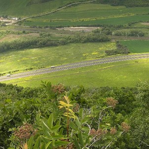 výhled ze Zlatníku, silnice č.13 pod kopcem