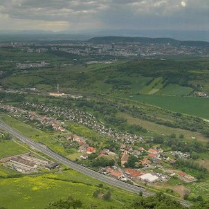 výhled ze Zlatníku, České Zlatníky, vzadu Most