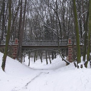 můstek v lázeňském parku