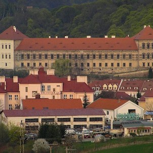 Bílinský zámek, pohled ze silnice do Braňan