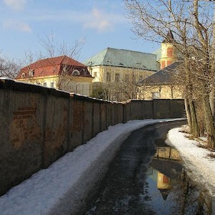 zámek Kostomlaty, příjezdová cesta