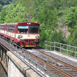 Vysoký viadukt nad obcí Mikulov