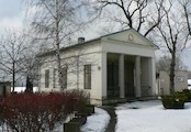 Empírová budova u ruského pomníku