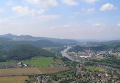 výhled z Kozího vrchu, zastavěné údolí Labe - vpředu Valtířov, za ním Svádov, na druhém břehu Neštěmice a dál Ústí nad Labem