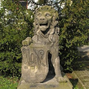 Trmice, jeden z kamenných lvů před vchodem