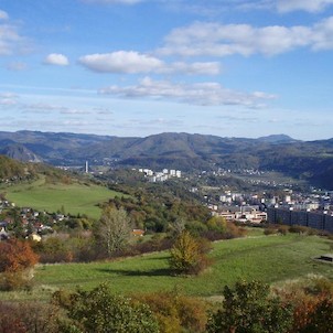 z rozhledny, na Dobětice a Krásné Březno a na hřbety nad Labským údolím s Kozím vrchem vlevo, Bukovou horou na obzoru, Sedlem a Kalichem vpravo