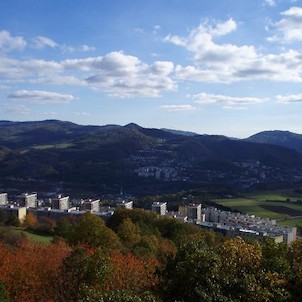 z rozhledny, Stříbrníky a Střekov i s hradem (úplně vpravo), na obzoru Kukla, Vysoký Ostrý a Vaňovský vrch