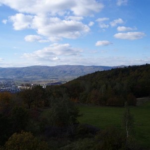 z rozhledny, Krušné hory s Komáří vížkou