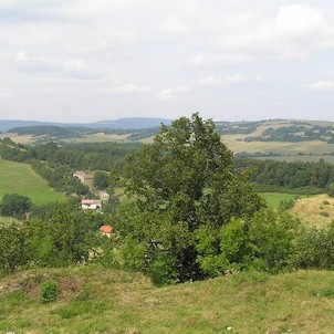 výhled z Blanska, vesnička Blansko s Děčínským Sněžníkem na obzoru