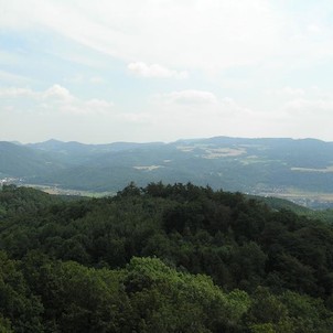 výhled z Blanska, pohled na protější svahy nad údolím Labe s Kalichem (špičatá vlevo) a Kuklou (uprostřed s vysílačem)