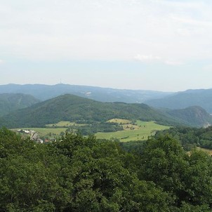 výhled z Blanska, v popředí Mírkov, za ním zleva Bradlo, Vysoký kámen a Kozí vrch, na obzoru pak Buková hora, úplně vpravo Velké Březno