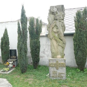 Památník páteru Jozefu Toufarovi. Odhalen r.  1990
