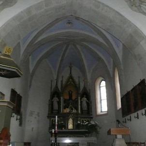 Novogotický oltář, z roku 1888.