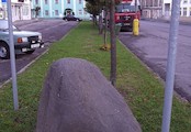 kámen na náměstí, označující střed ČR