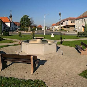 Náměstí s kašnou
