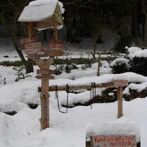 Detaily chatové osady, Výzdoba chatové osady na spodním konci údolí