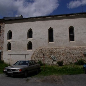 Pohled na synagogu z rabínského plácku