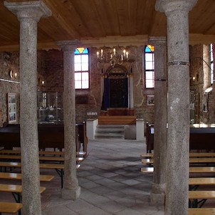 Interiér synagogy - pohled od vstupu