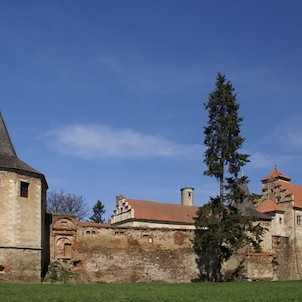 biskupský zámek, chátrající