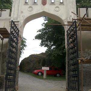 Burg Kámen, Eingangsportal