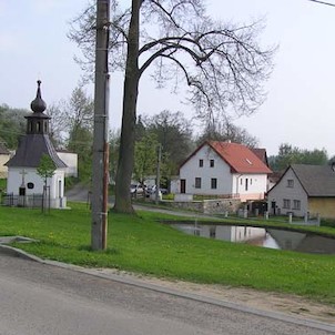 Kaplička Sv.trojice nad rybníčkem s vodotryskem