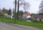 Kaplička Sv.trojice nad rybníčkem s vodotryskem