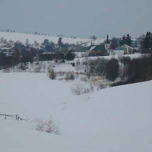 střed obce s kostelem