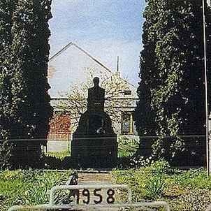 Pohled na památník T. G. Masaryka a padlých z první a druhé světové války
