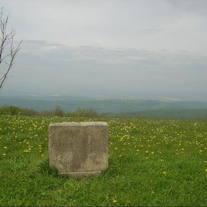 Pomníky na hřebenu