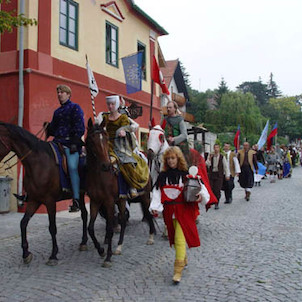 Průvod v historických kostýmech a krojích zahajuje Slavnosti vína