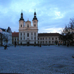 Masarykovo náměstí se siluetou kostela sv. Fr. Xaverského v podvečerní atmosféře