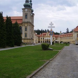 Basilika a církevní gymnázium