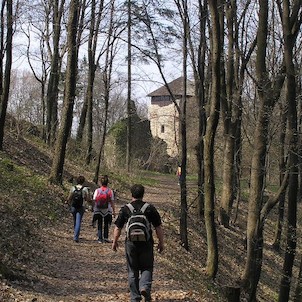 příchod k hradu od Vlčkové, Na červené tur.trase.