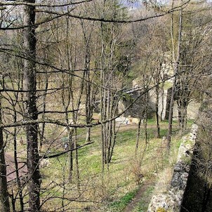 pohled ze Svatojánky k vnitřnímu hradu