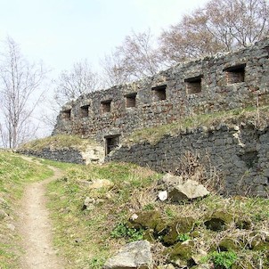 zbytky hospodářských budov